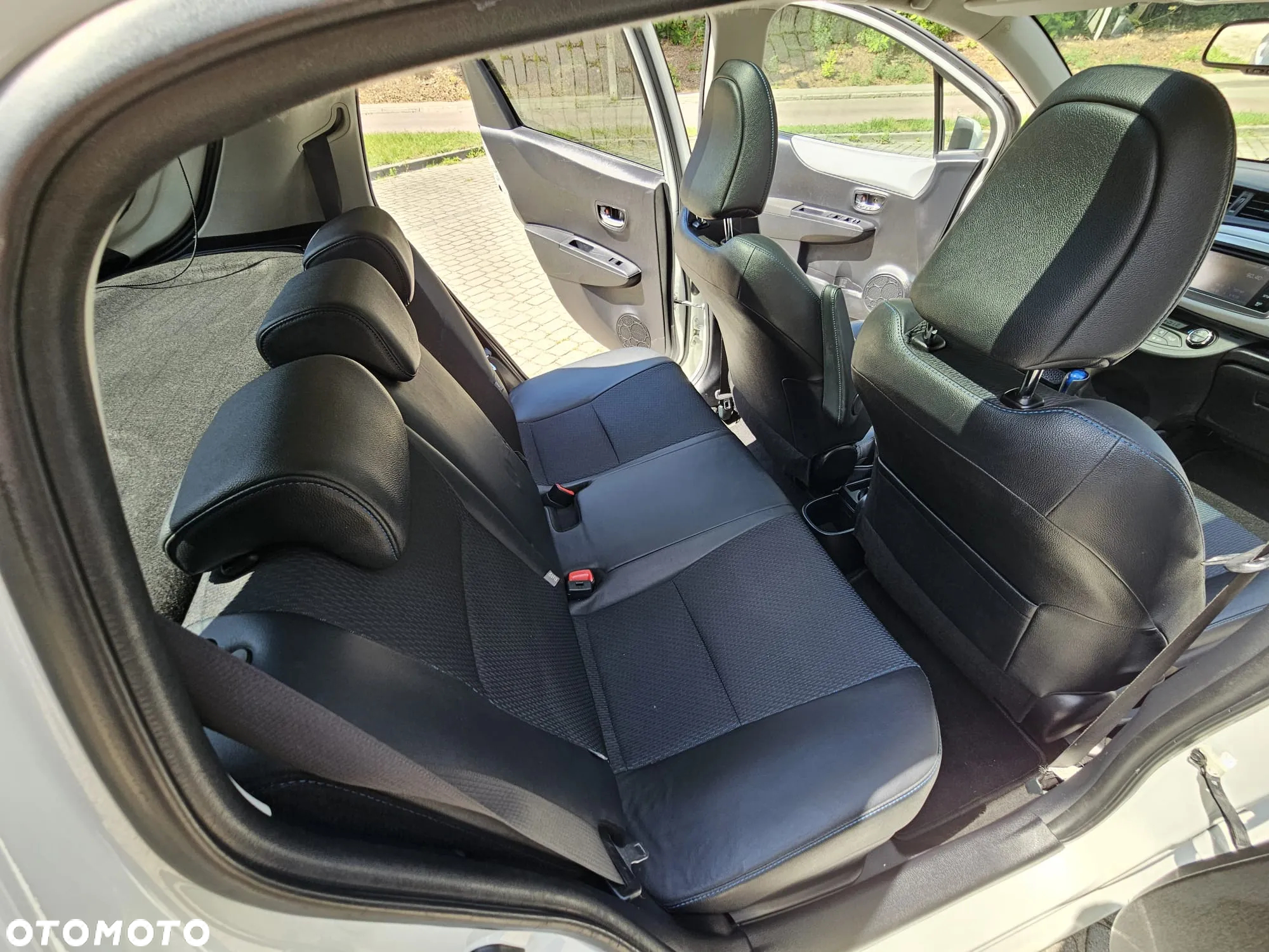 Toyota Yaris Hybrid 100 Premium - 28