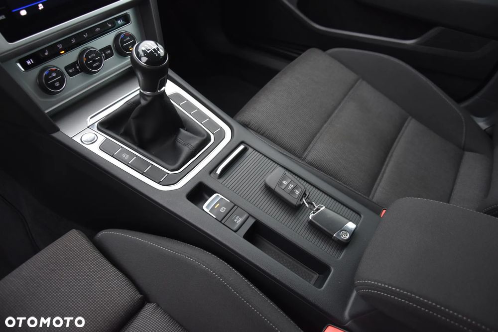 Volkswagen Passat - 30