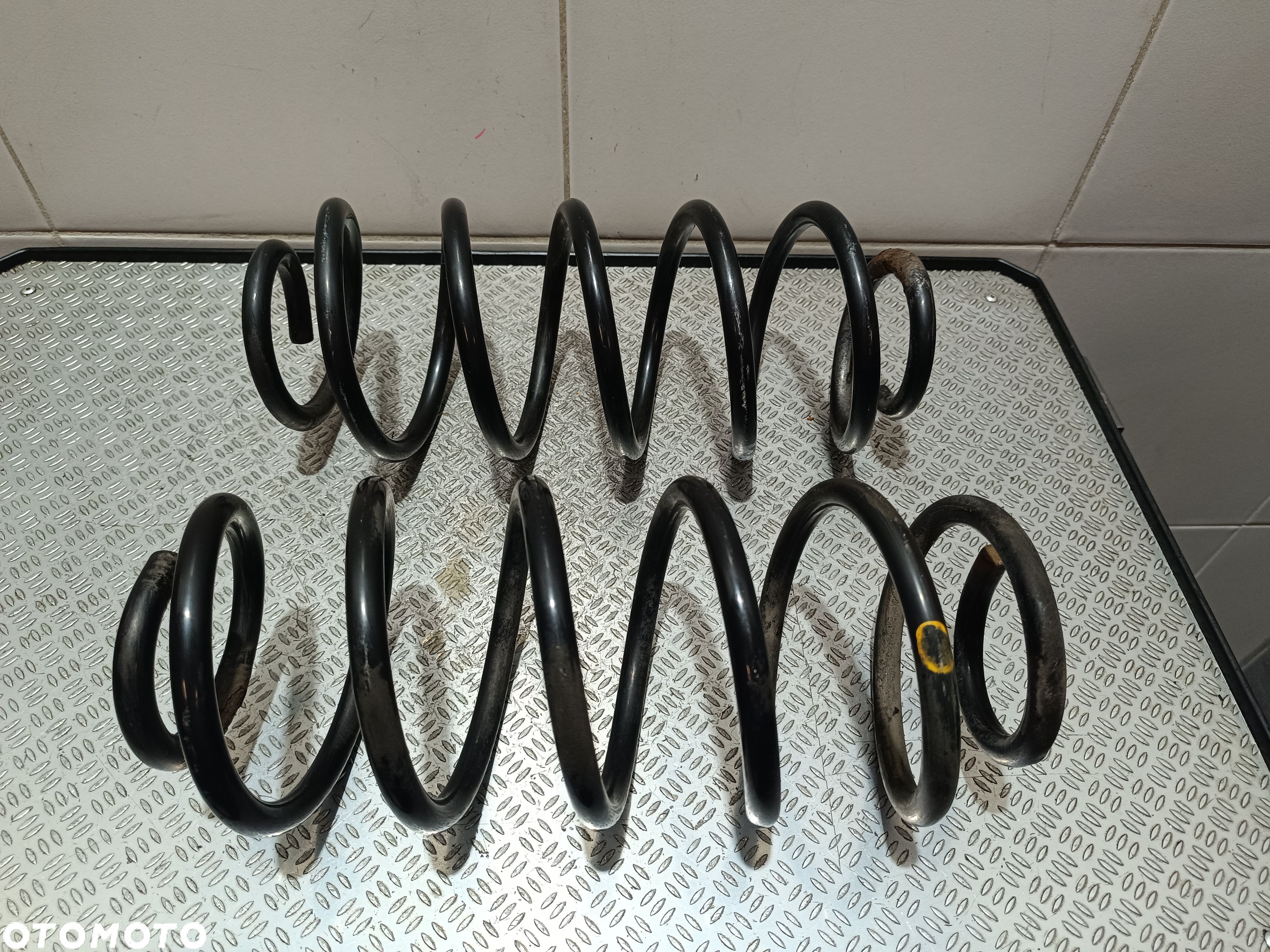 Sprężyny tył komplet Toyota Yaris II 1.33 2011 - 1