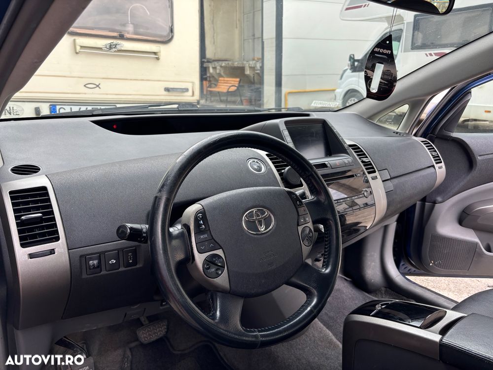 Toyota Prius (Hybrid) Sol - 4