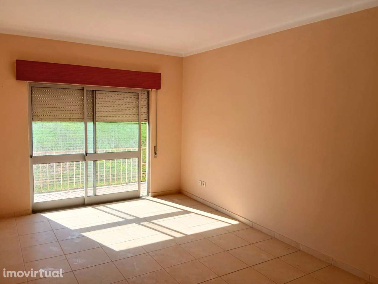 Prédio em Trêmes - Grande imagem: 4/13