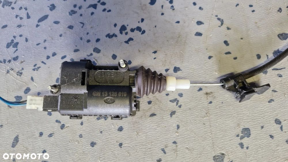 OPEL ASTRA H SIŁOWNIK KLAPKI PALIWA 13125619 - 2