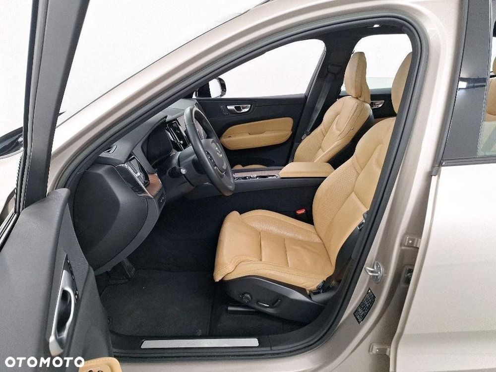 Volvo XC 60 B5 B AWD Plus Dark - 4
