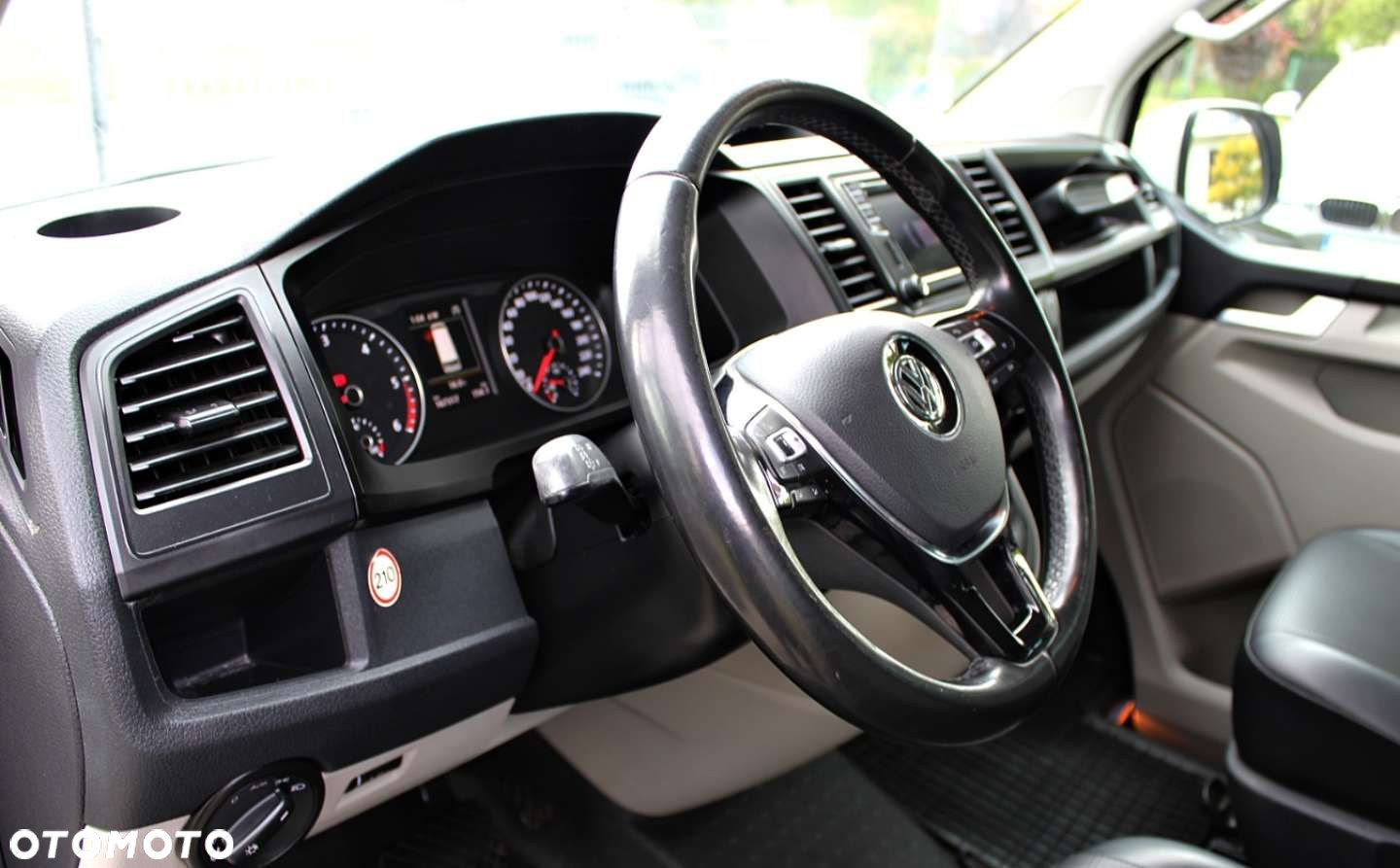 Volkswagen Caravelle - 11