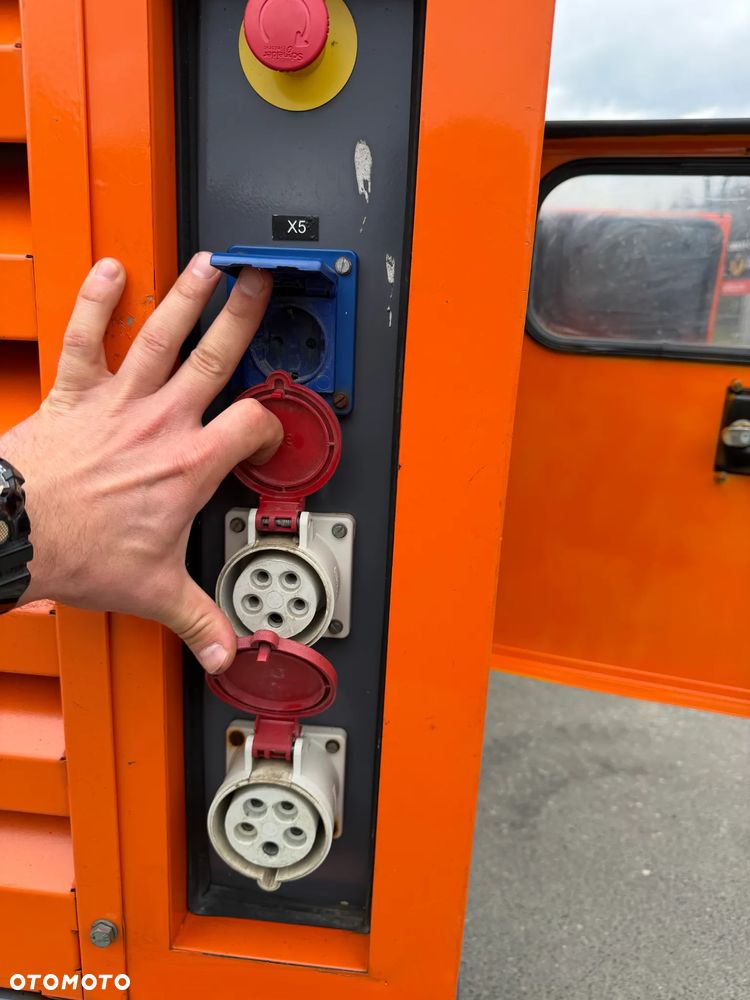 Atlas Copco QAS 20 Agregat Prądotwórczy Wyciszony GENERATOR 20 KW 2016r. JAK NOWY z Norwegii. Silnik KUBOTA 4 cylindry. Prądnica Leroy-Somer PARTNER. Maszyna działa wzorowo! Nie posiada ani deka zniszczeń! Pochodzi z Upadłośći Norweskiej. Okazja pełny ORYGINAŁ. Maszyna po serwisach w autoryzowanym oddziale. Agregat Gotowy do pracy!! - 11