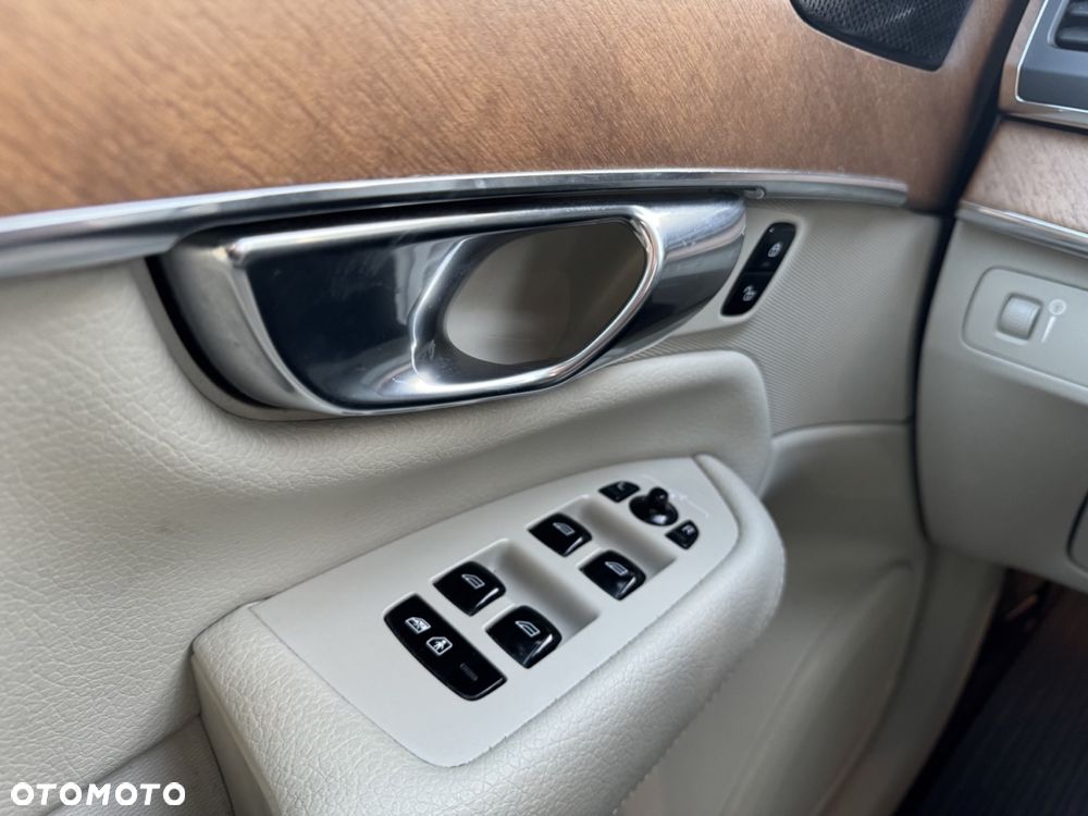 Volvo XC 90 D5 AWD Momentum 7os - 25