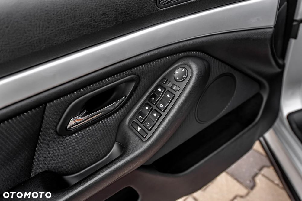 BMW Seria 5 523i - 32