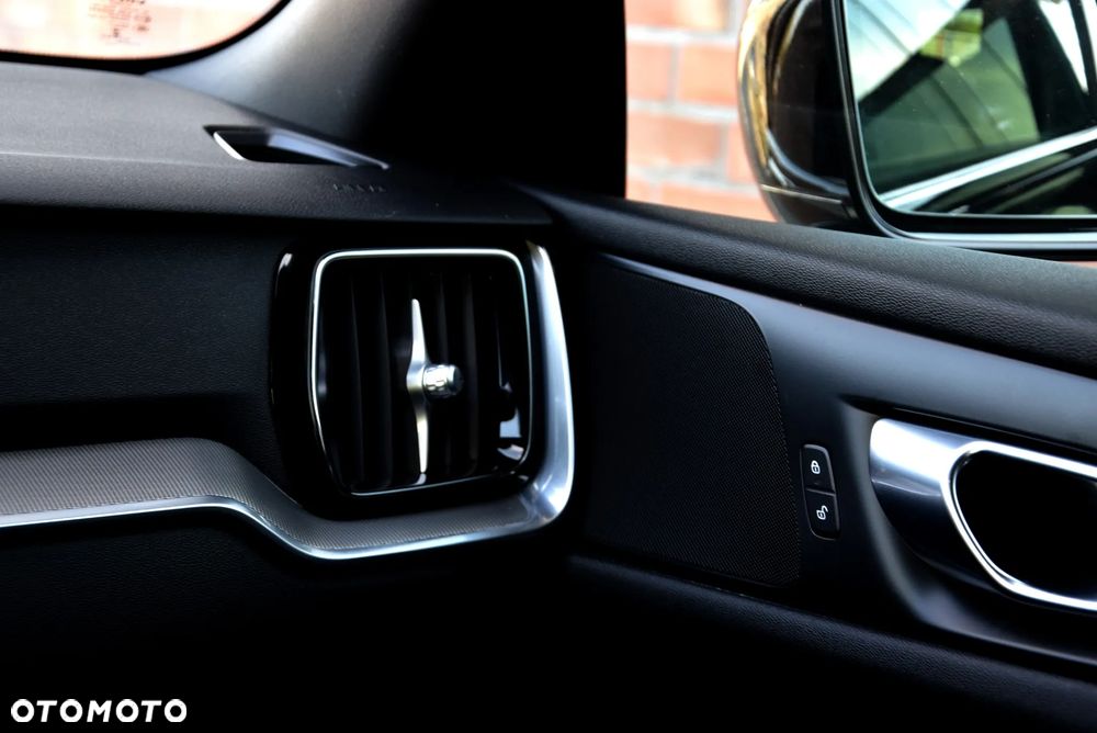 Volvo V60 B4 D R-Design - 30