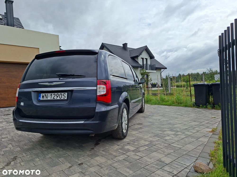 Chrysler Town & Country - 8