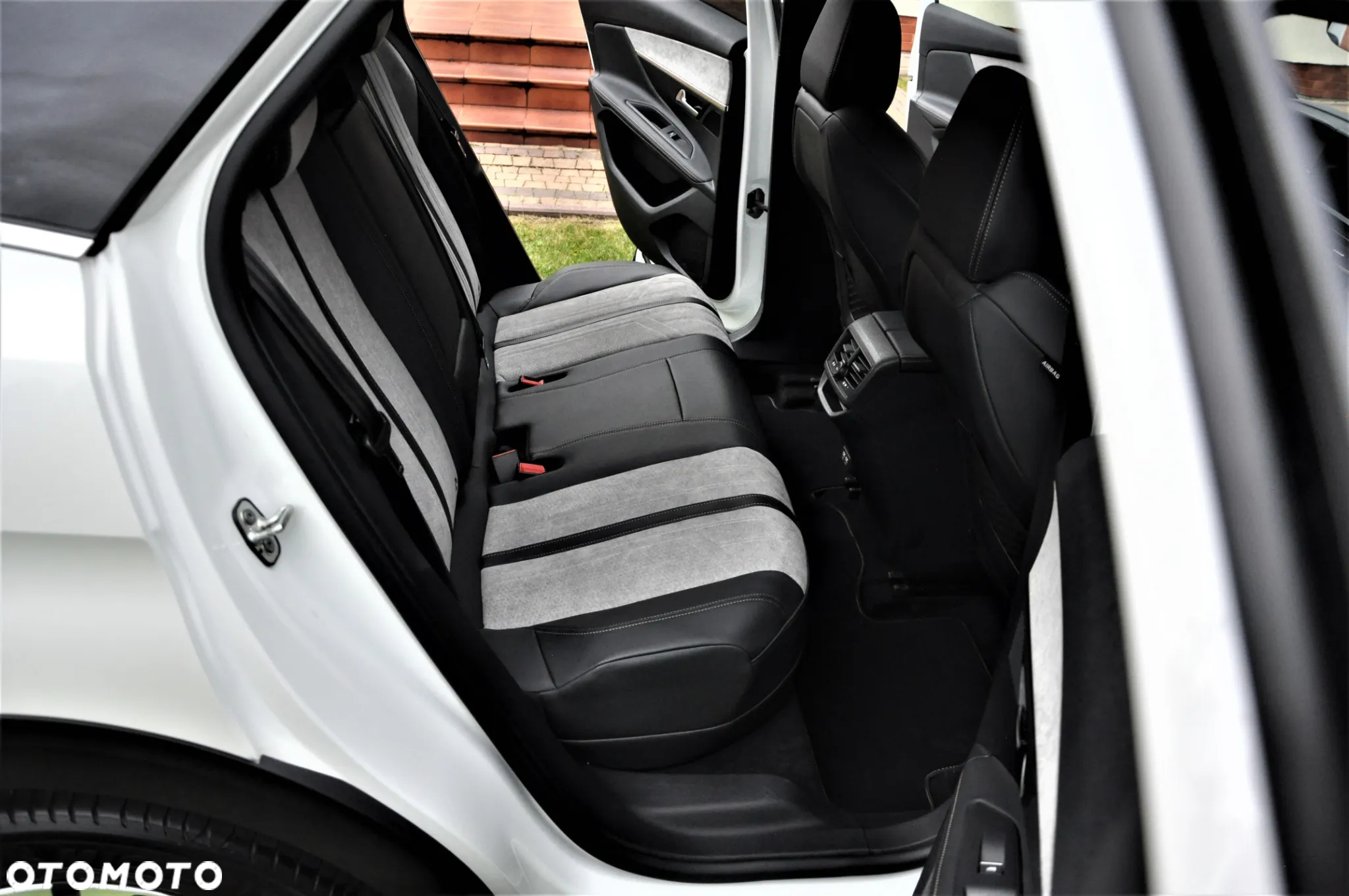 Peugeot 3008 1.6 PureTech HYbrid GT Line S&S EAT8 - 17