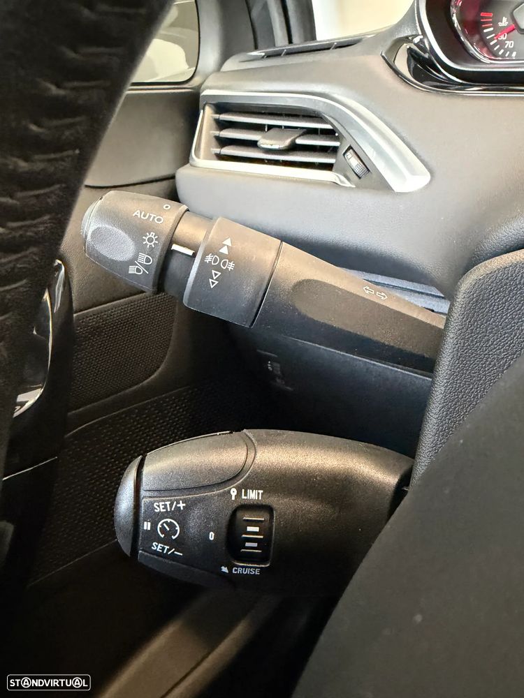 Peugeot 208 1.4 HDi SE Style - 32