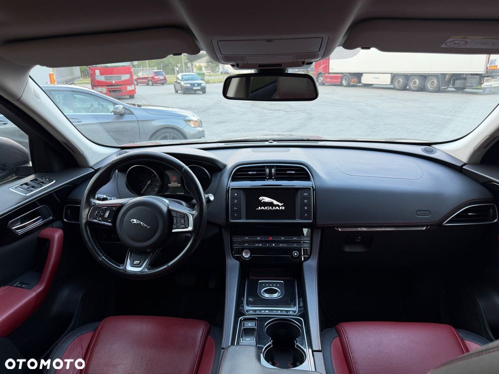 Jaguar F-Pace 2.0 i4D AWD R-Sport - 11