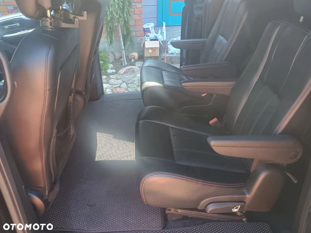 Dodge Grand Caravan - 10