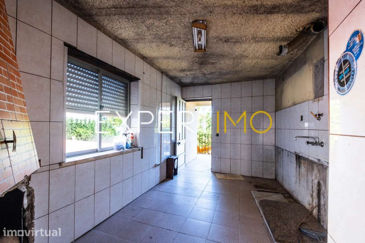 Moradia para Remodelar com Terreno e Anexos no Centro da Lousã - Grande imagem: 3/26