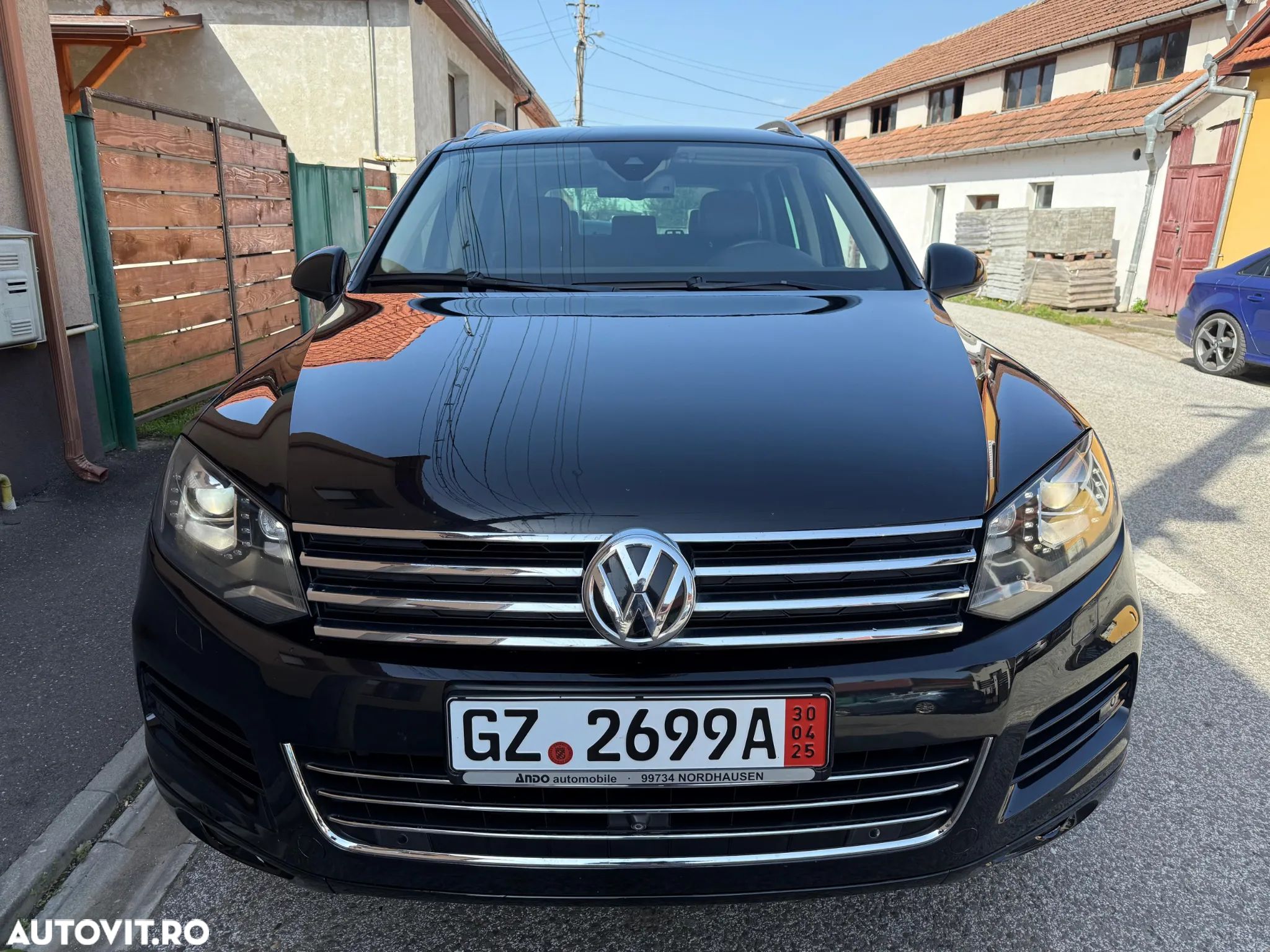 Volkswagen Touareg - 1