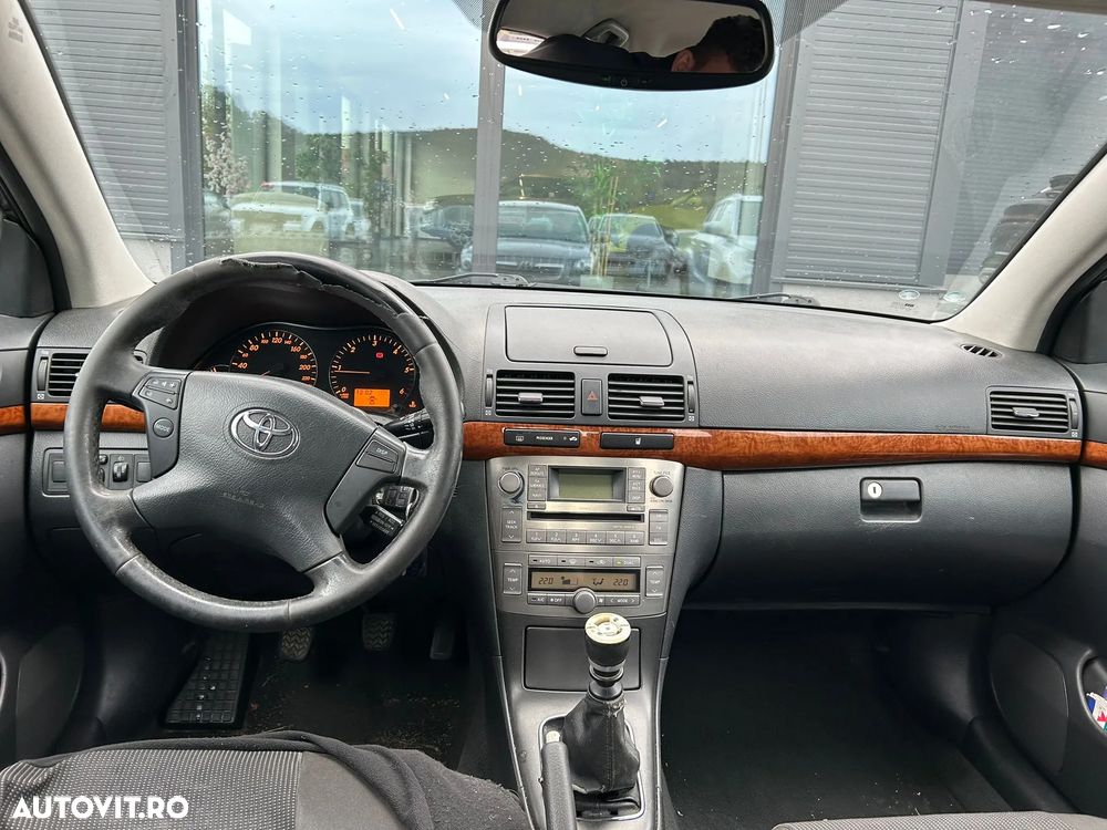 Toyota Avensis 2.2 D-4D Sedan Sol - 3