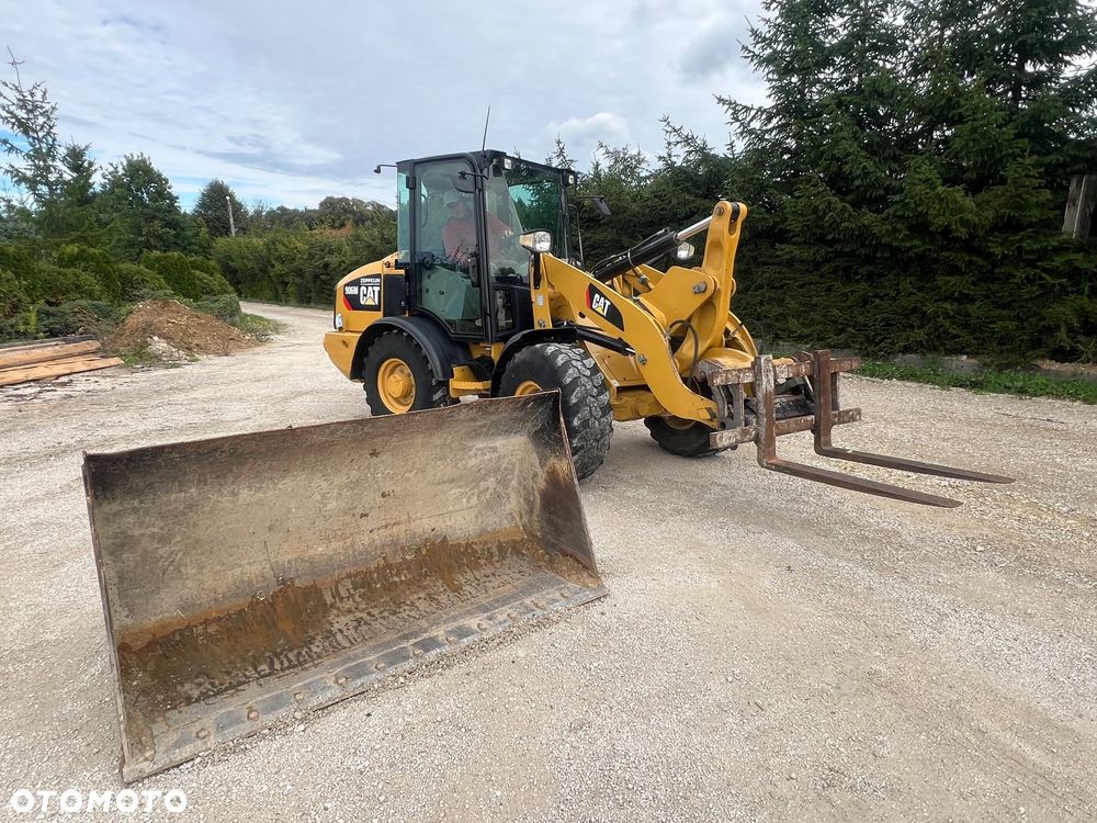 Caterpillar Ładowarka łamana 906M Cat łyżka widły 907 908 5 6 ton SZYBKOZŁĄCZE HYDRAULICZNE dodatkowe linie ZAMIATARKA za dopłatą - 30