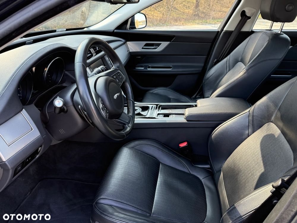 Jaguar XF 35t Portfolio - 18
