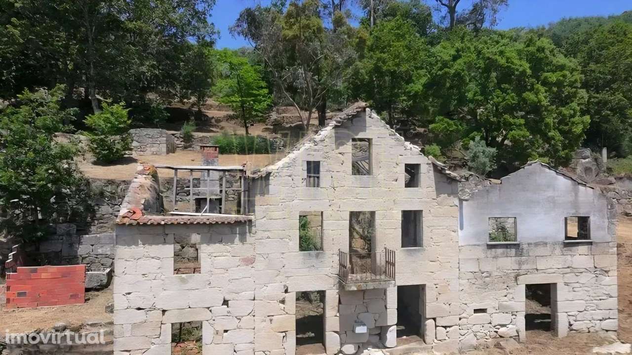 Ruína em Santa Ovaia (Oliveira do Hospital) - Grande imagem: 2/19