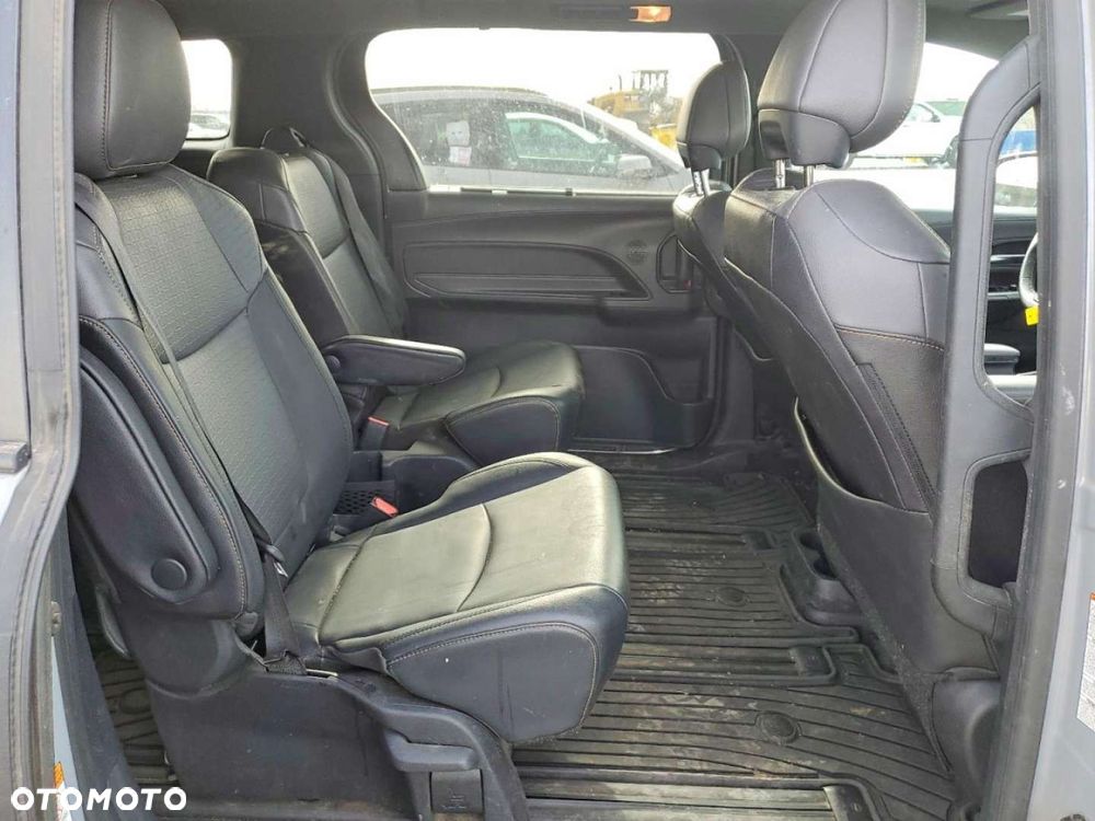 Toyota Sienna - 12