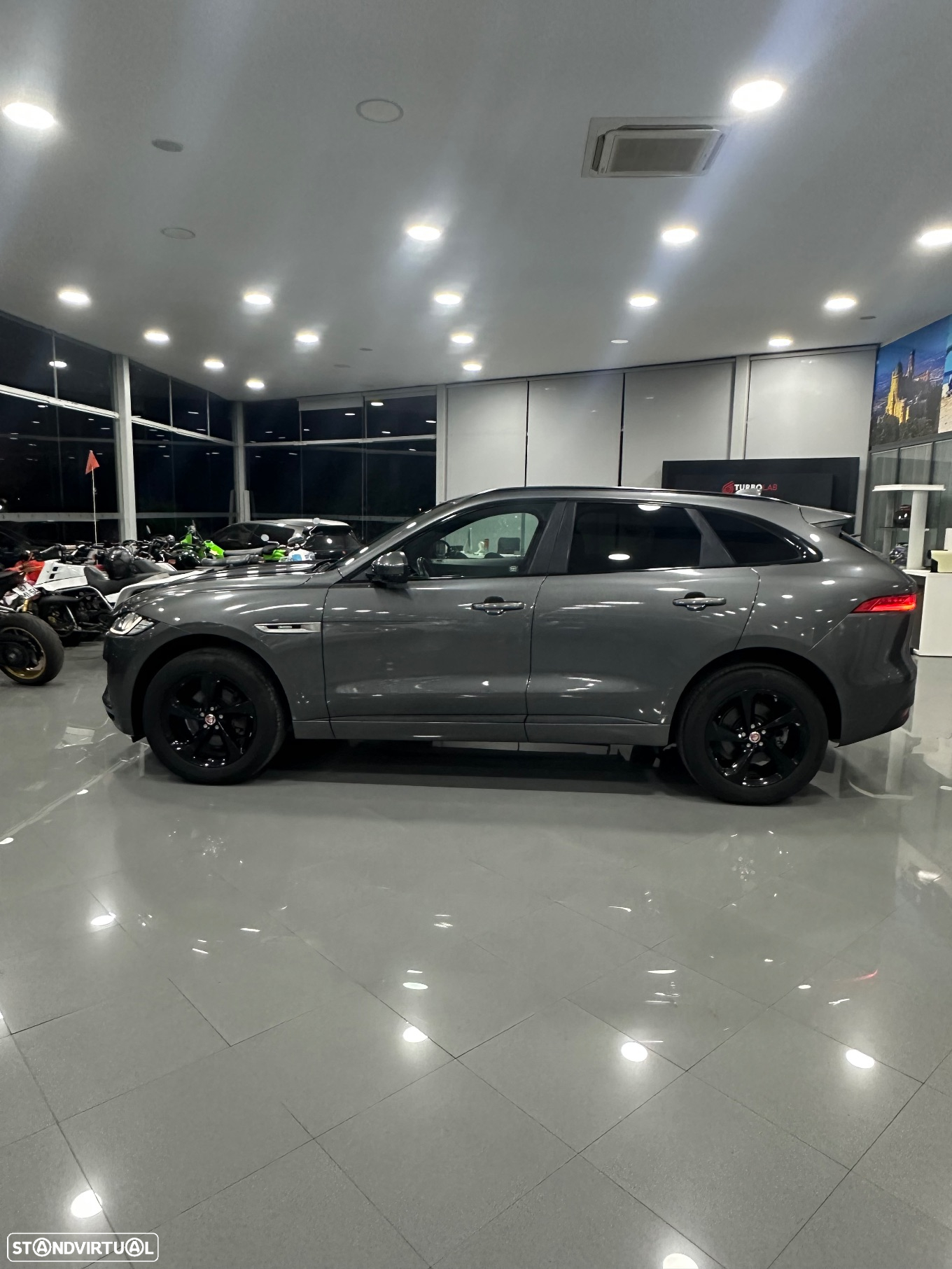 Jaguar F-Pace 2.0 D200 AWD R-Dynamic SE - 4