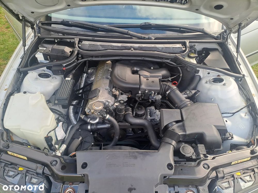 BMW Seria 3 318i - 11