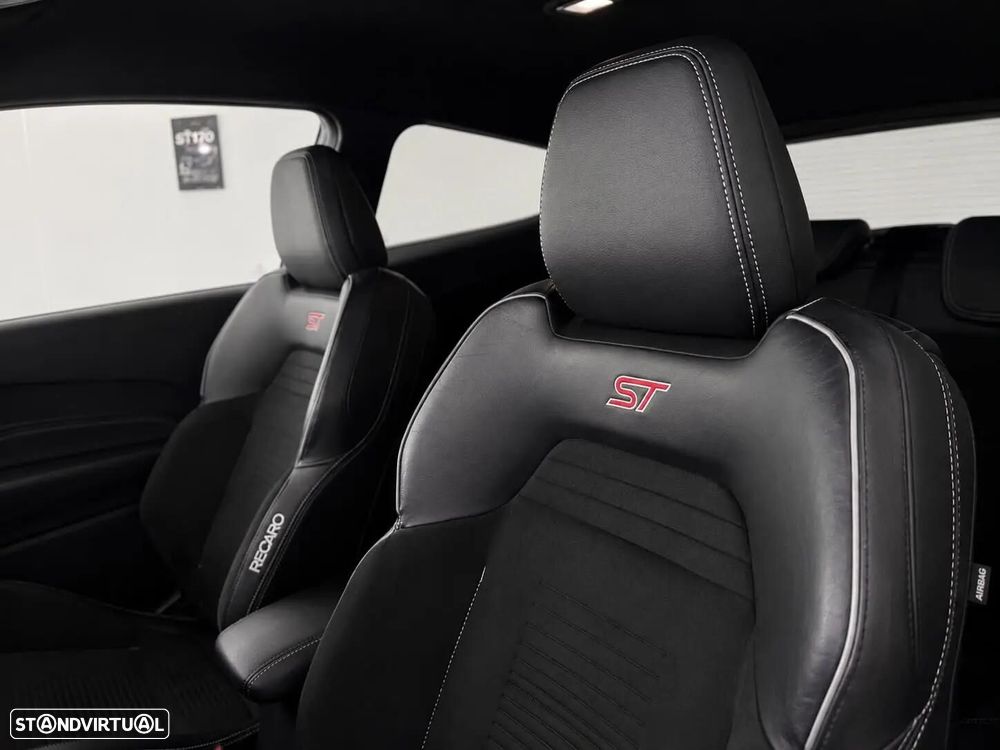 Ford Fiesta 1.5 EcoBoost S&S c/ Pack Pele Exclusiva ST - 9