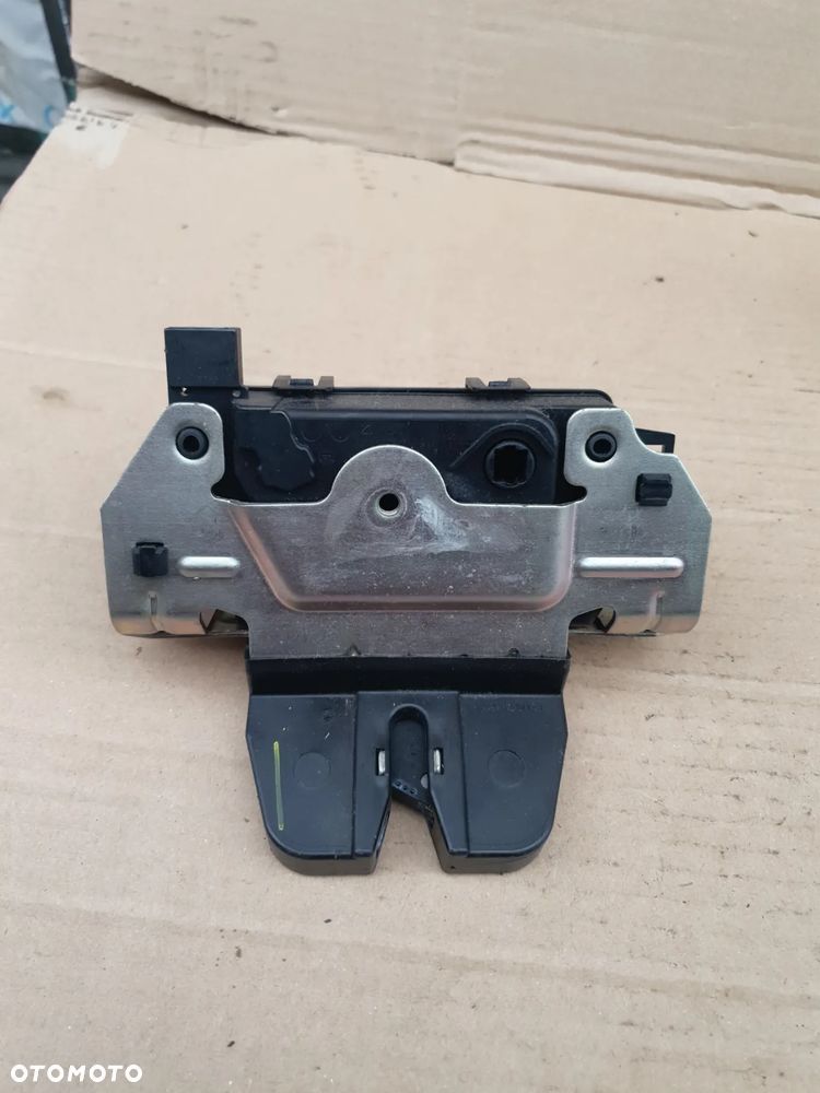 } ZAMEK KLAPY TYŁ OPEL ASTRA H ZAFIRA B Nr 495058724 - 1