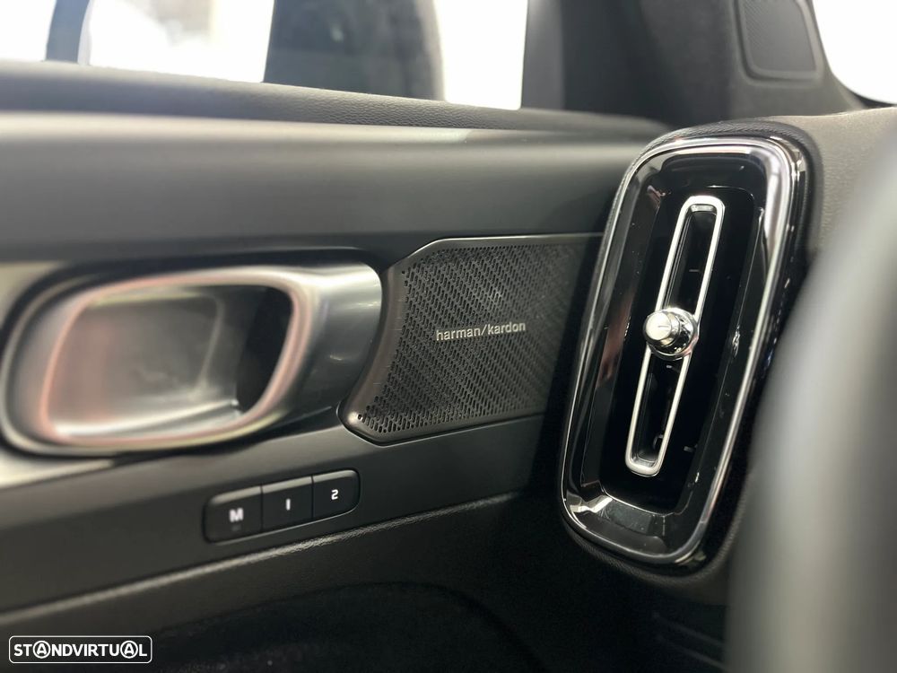 Volvo XC 40 2.0 B3 Black Edition - 23