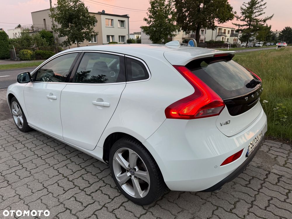 Volvo V40 D4 R Design - 6