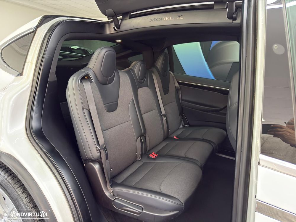 Tesla Model X - 33