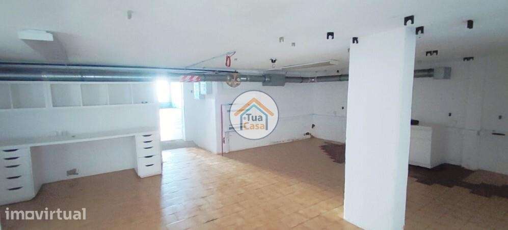 Excelente loja em Loures com 83m2 e montras em toda a volta, possui AC - Grande imagem: 2/21