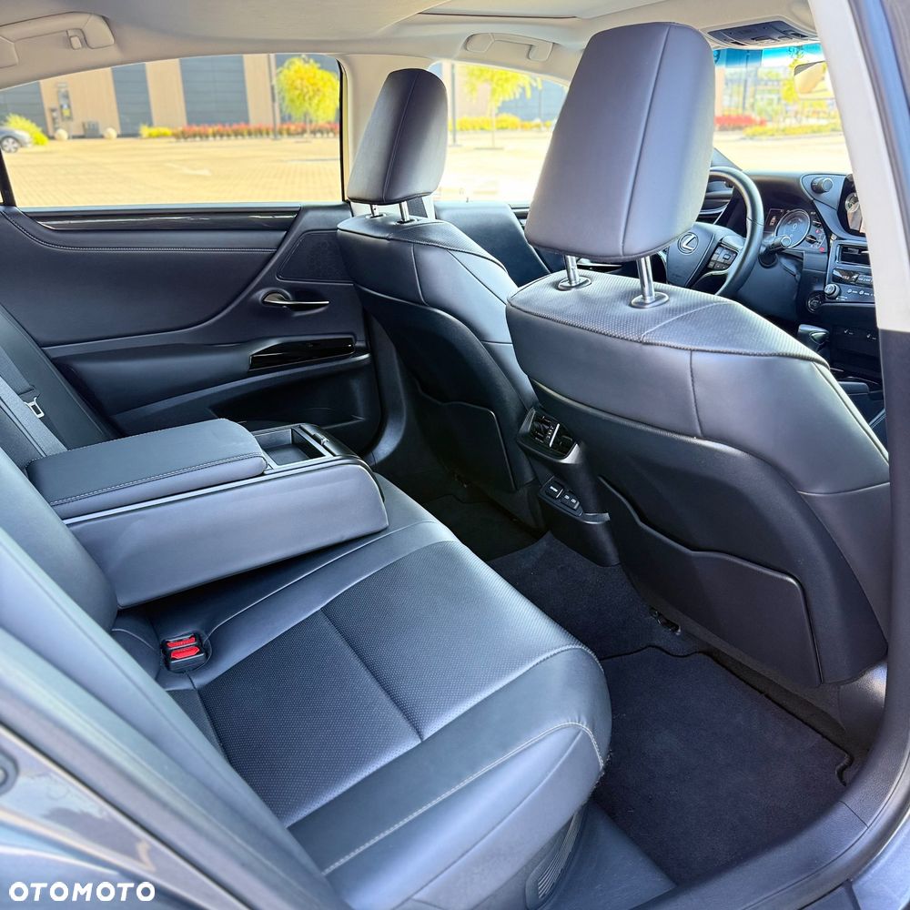 Lexus ES 300h Business Edition - 11