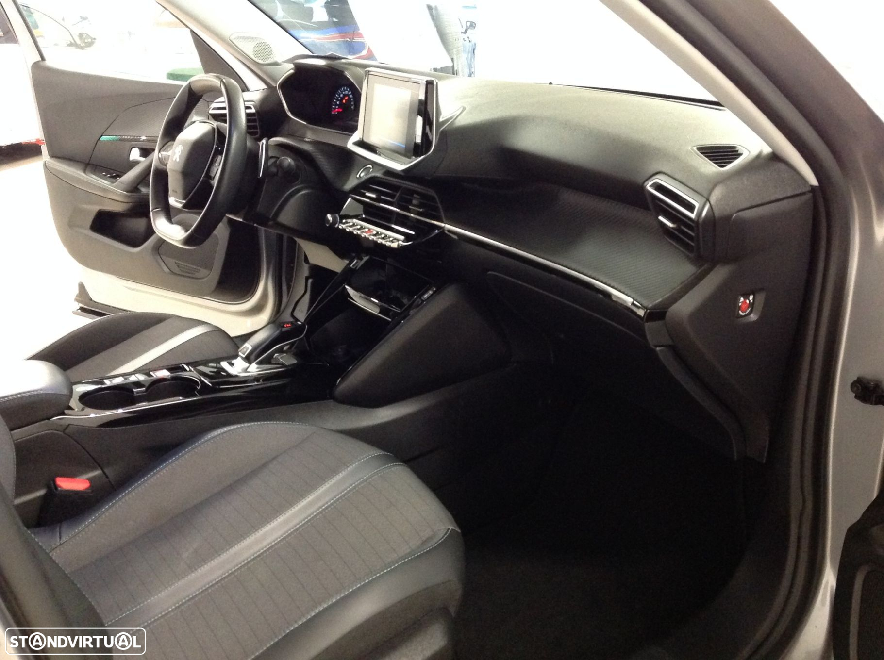 Peugeot 2008 1.2 PureTech Allure EAT8 - 38