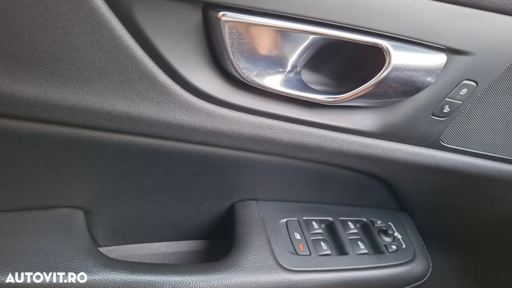 Volvo V60 B4 MHEV AT8 FWD Momentum Pro - 30
