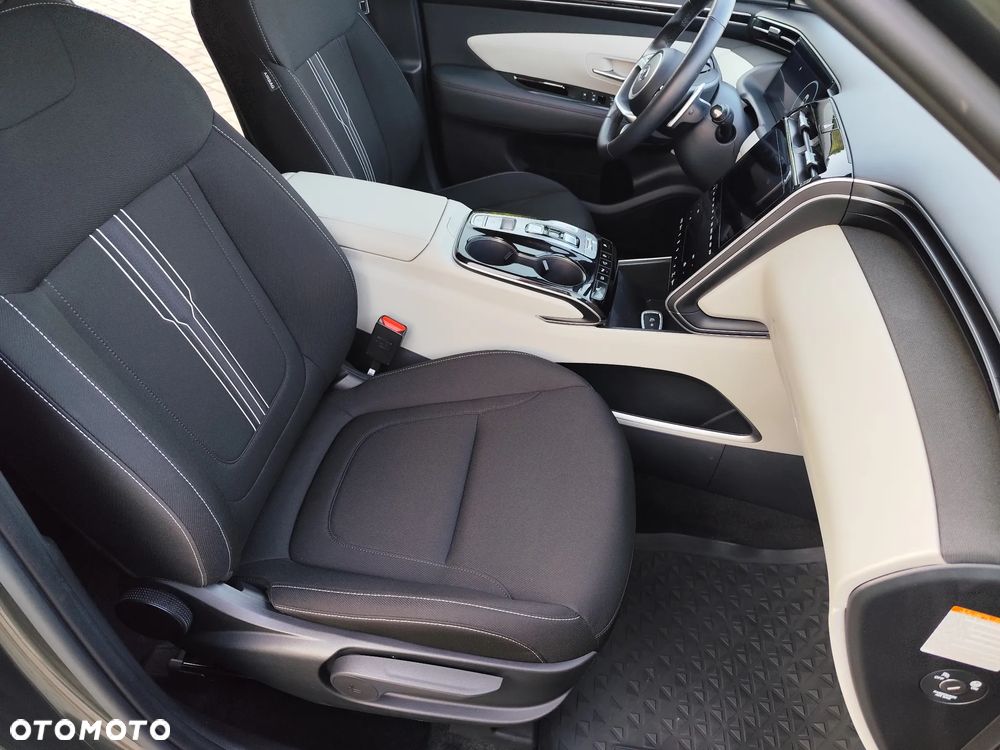 Hyundai Tucson 1.6 T-GDi HEV Executive 2WD - 32