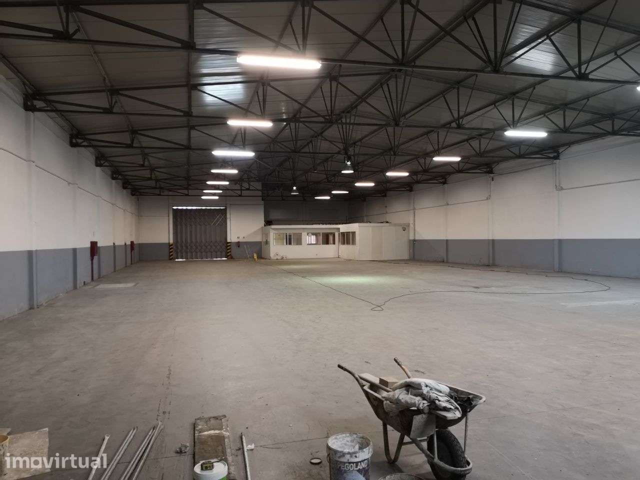 Armazém c/ 950 m2 cobertos + 120m2 escritórios + 390m2 logradouros - Grande imagem: 2/13