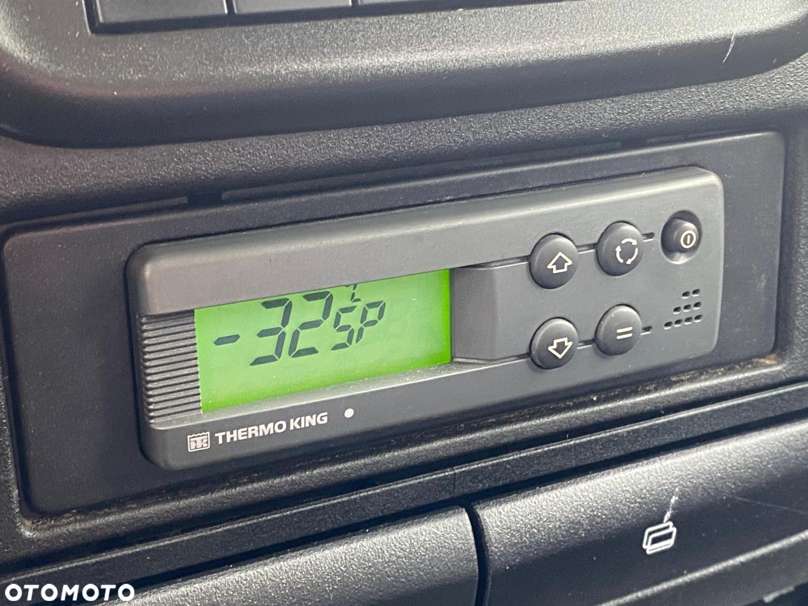Iveco DAILY 35-160 HI-MATIC KONTENER 8EP CHŁODNIA THERMO KING WINDA ZEPRO - 36