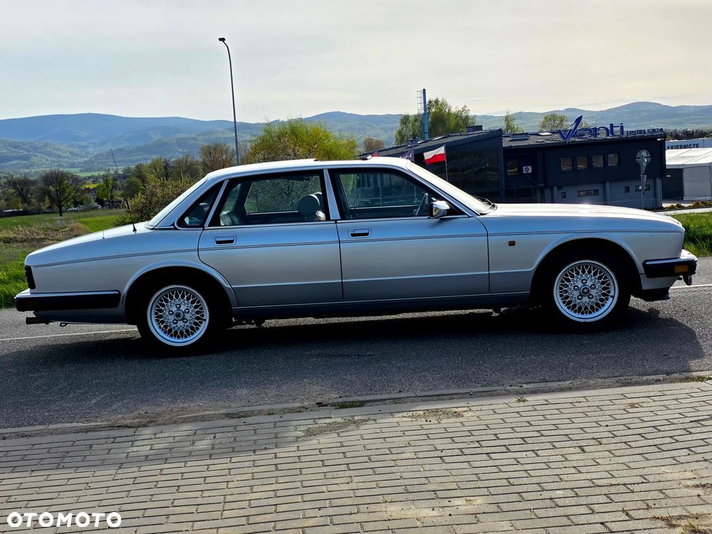 Jaguar XJ - 12
