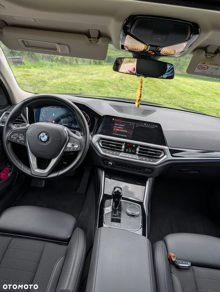 BMW Seria 3 330d xDrive MHEV - 15