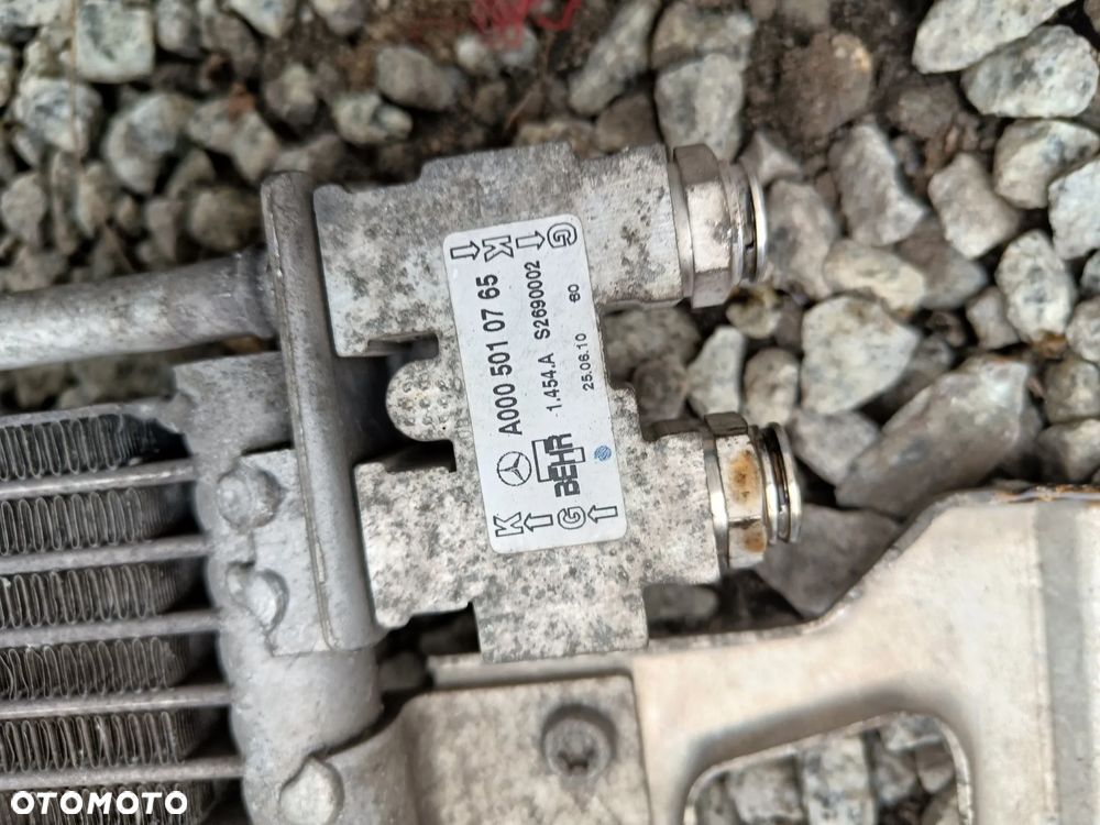 Mercedes W204 X204 GLK 3.0 V6 350 CDI Chłodnica Chłodniczka Oleju A2045001001 A0005010765 - 9