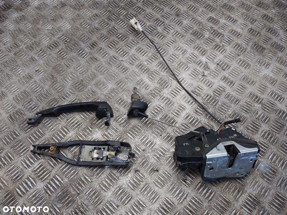 ZAMEK DRZWI LEWY PRZÓD + KLAMKA ZEWNĘTRZNA + WKŁADKA BMW E46 - 2