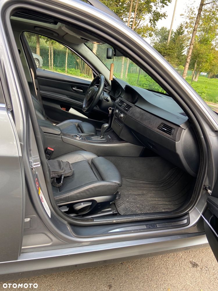 BMW Seria 3 325d DPF Touring - 24