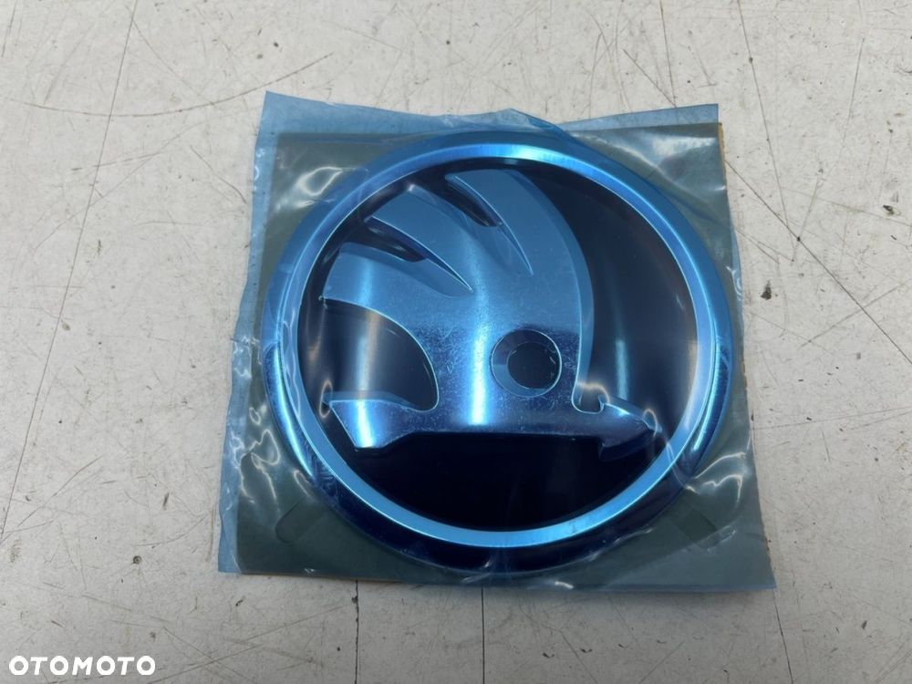 Znaczek Skoda Octavia IV 4 19r.- NOWY znaczek maski emblemat na przedni zderzak przód ORYGNALNY - 1