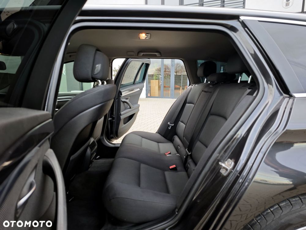 BMW Seria 5 525d xDrive - 11