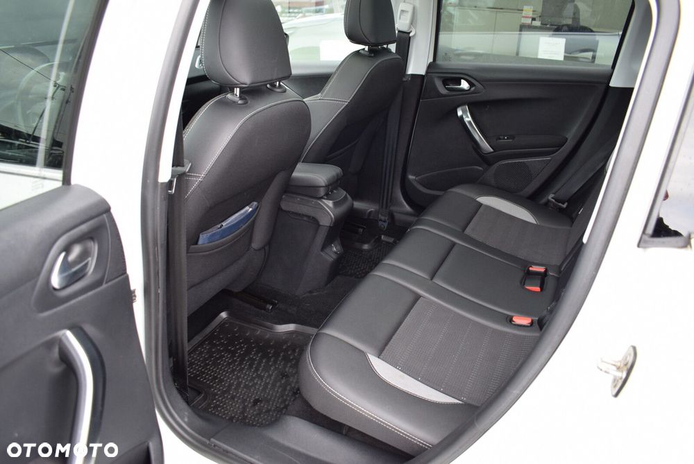 Peugeot 2008 1.2 Pure Tech Allure S&S - 24