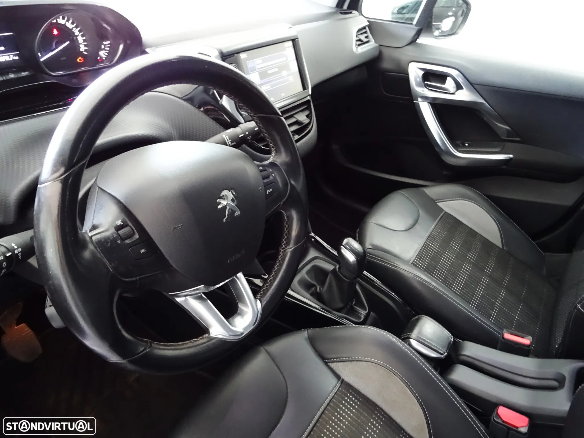 Peugeot 2008 1.2 PureTech Allure - 16