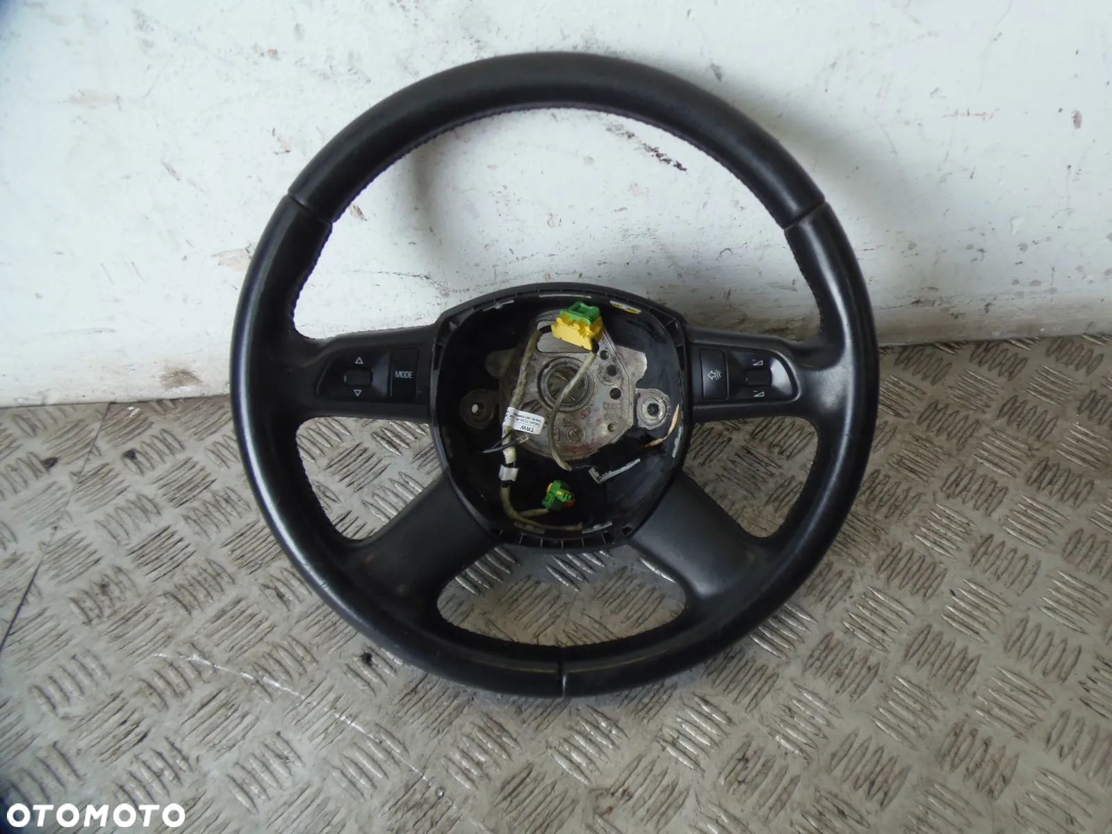 AUDI A4 B8 KIEROWNICA MULTIFUNKCYJNA POSZYCIE SKÓRA - 1