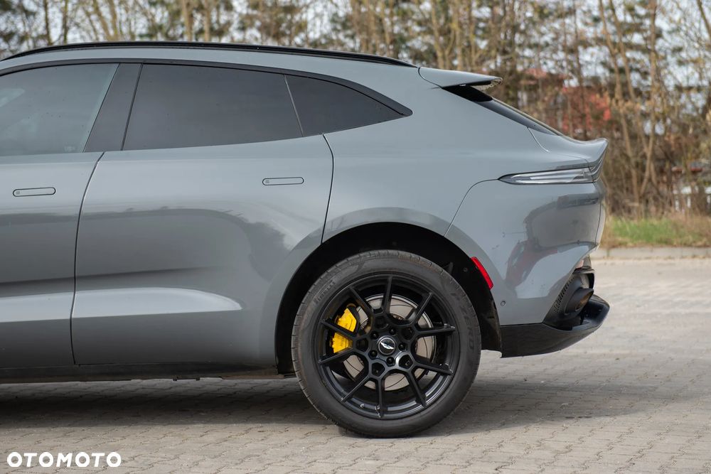 Aston Martin DBX - 8