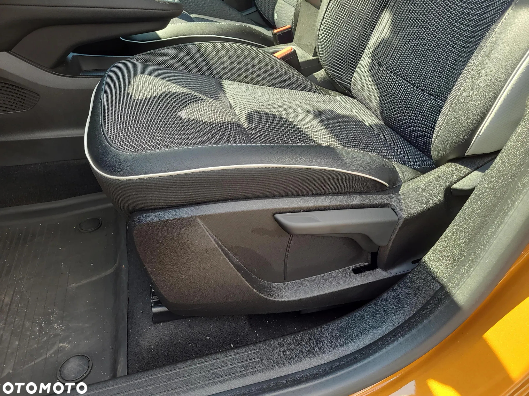 Renault Captur 1.6 E-TECH Plug-In Intens - 12
